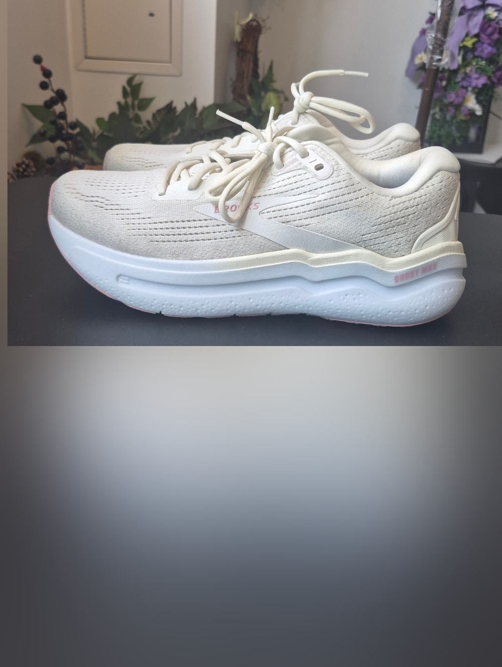 Brooks Ghost 2 MAX Size 11D (Wide)     Cream/Pink  Worn Once Excellent Condition